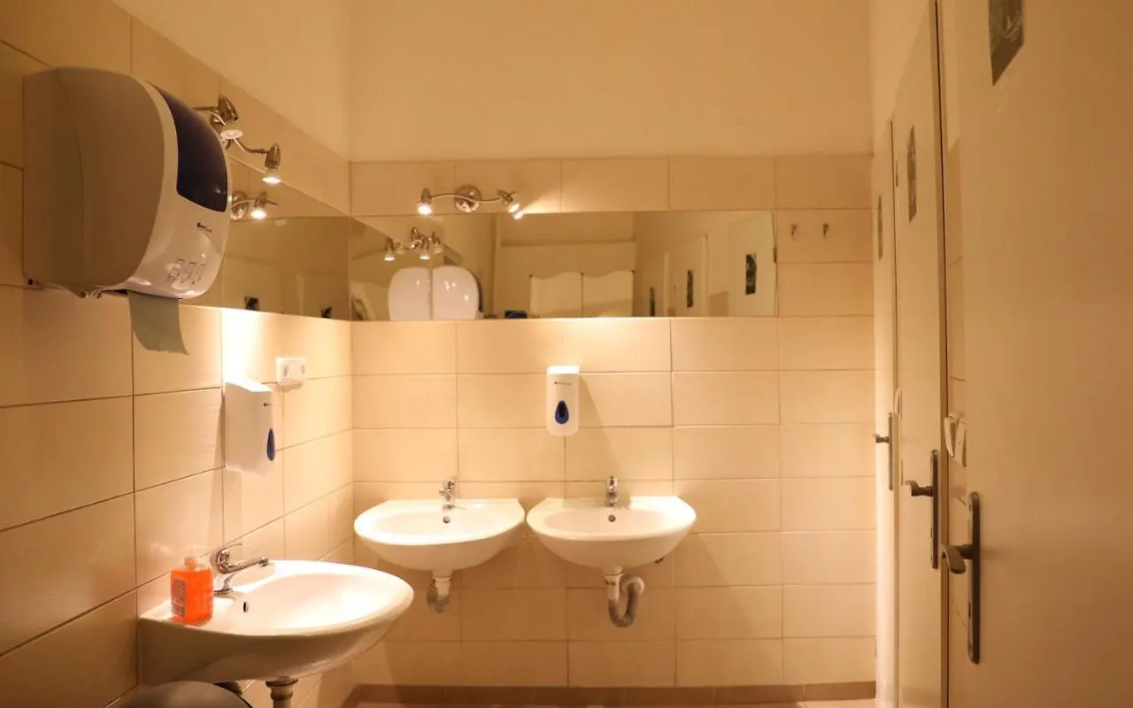 Onefam Home Prag Hostel